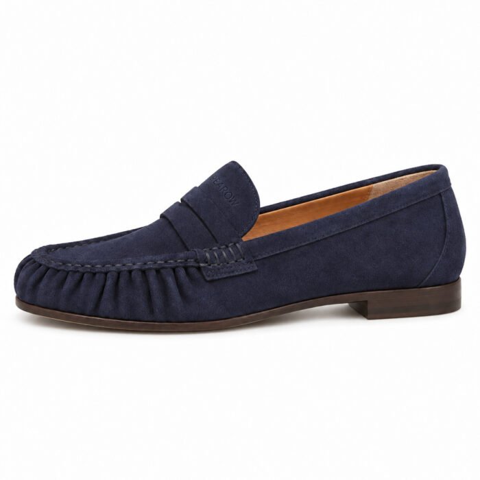 Mocassino arricciato in camoscio, blu – Rearow – Mocassino arricciato in camoscio blu di profilo dal lato esterno, con la linea di tomaia, suola e tacco