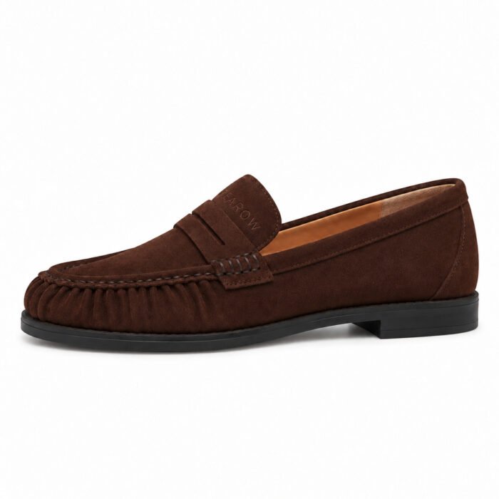 Mocassino arricciato in camoscio, cioccolato – Rearow – Mocassino arricciato in camoscio cioccolato con suola nera di profilo dal lato esterno, con la linea di tomaia, suola e tacco