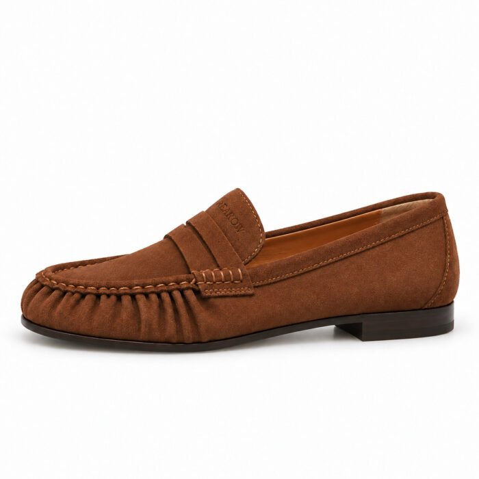 Mocassino arricciato in camoscio, ghianda – Rearow – Mocassino arricciato in camoscio ghianda di profilo dal lato esterno, con la linea di tomaia, suola e tacco