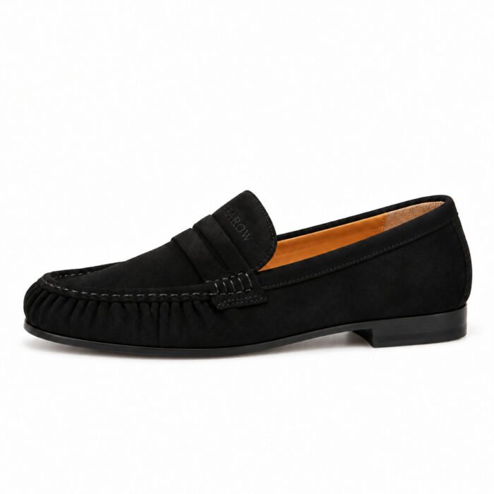 Mocassino arricciato in camoscio, nero – Rearow – Mocassino arricciato in camoscio nero di profilo dal lato esterno, con la linea di tomaia, suola e tacco