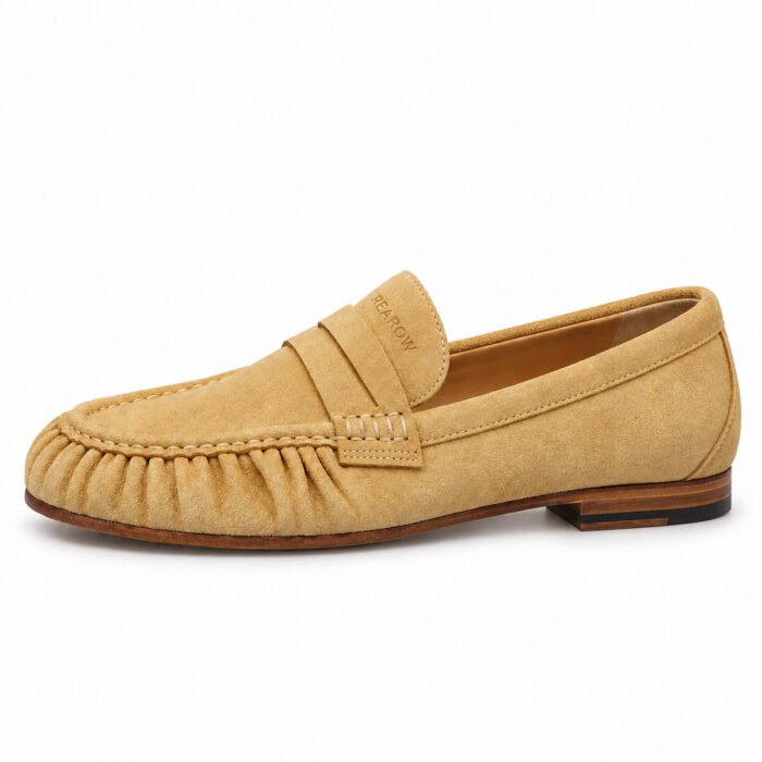 Mocassino arricciato in camoscio, sabbia – Rearow – Mocassino arricciato in camoscio sabbia di profilo dal lato esterno, con la linea di tomaia, suola e tacco