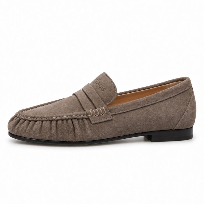 Mocassino arricciato in camoscio, tortora – Rearow – Mocassino arricciato in camoscio tortora di profilo dal lato esterno, con la linea di tomaia, suola e tacco