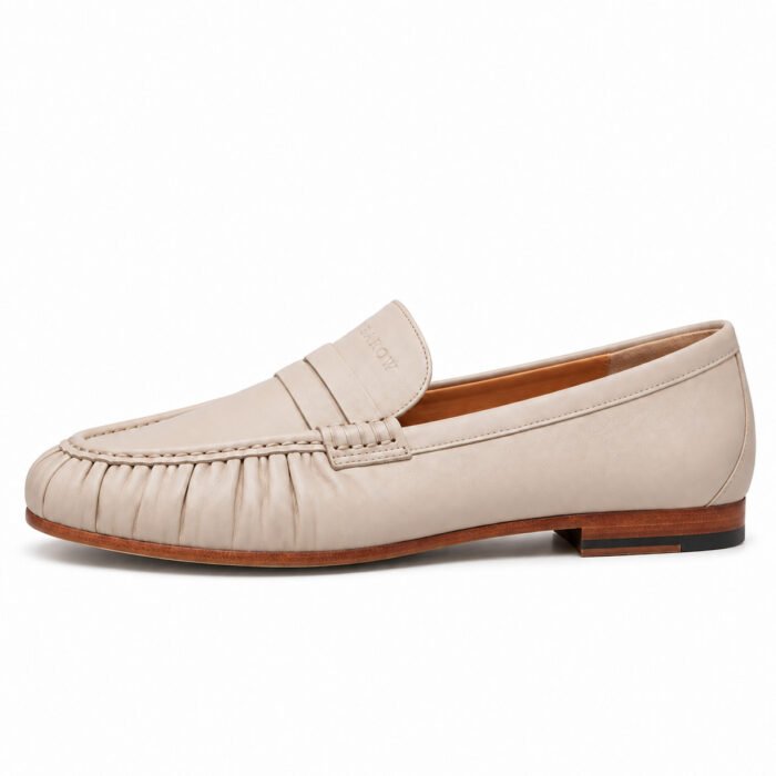 Mocassino arricciato in nappa, beige – Rearow – Mocassino arricciato in nappa beige di profilo dal lato esterno, con la linea di tomaia, suola e tacco