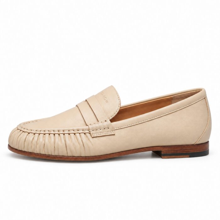 Mocassino arricciato in nappa, beige chiaro – Rearow – Mocassino arricciato in nappa beige chiaro di profilo dal lato esterno, con la linea di tomaia, suola e tacco