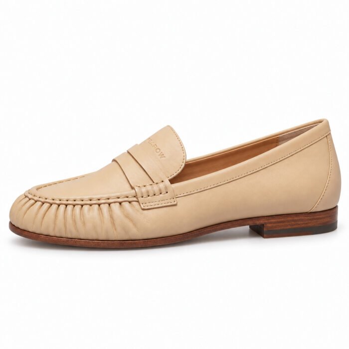 Mocassino arricciato in nappa, crema – Rearow – Mocassino arricciato in nappa crema di profilo dal lato esterno, con la linea di tomaia, suola e tacco