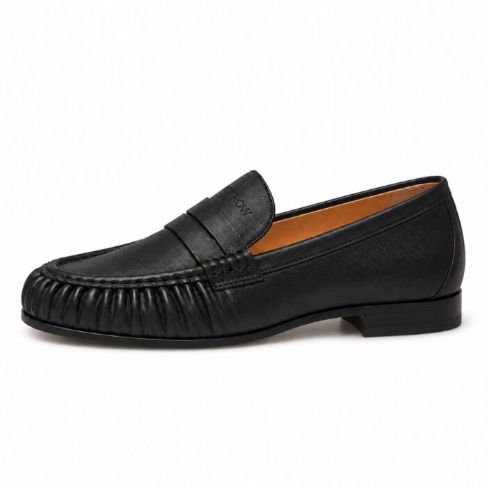 Mocassino arricciato in nappa, nero – Rearow – Mocassino arricciato in nappa nera di profilo dal lato esterno, con la linea di tomaia, suola e tacco