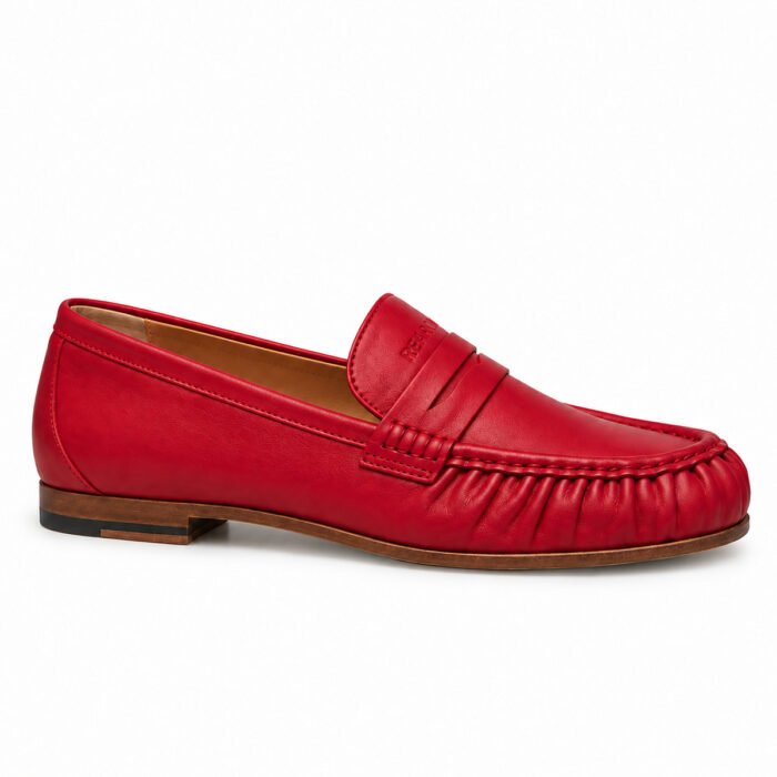 Mocassino arricciato in nappa, rosso – Rearow – Mocassino arricciato in nappa rossa di profilo dal lato esterno, con la linea di tomaia, suola e tacco