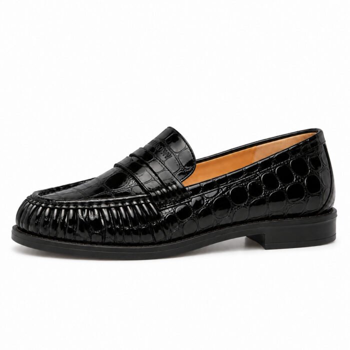 Mocassino arricciato in pelle stampa cocco, nero – Rearow – Mocassino arricciato in pelle stampa cocco nera di profilo dal lato esterno, con la linea di tomaia, suola e tacco