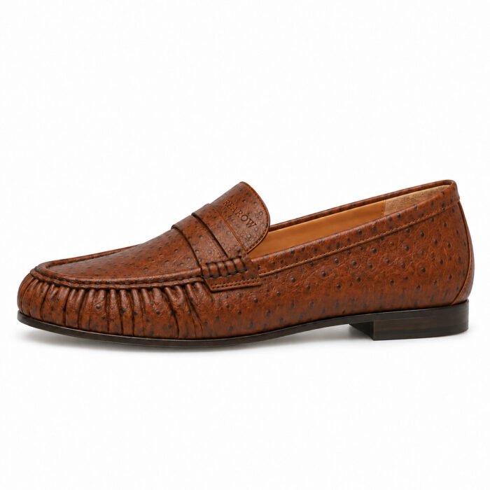 Mocassino arricciato in pelle stampa struzzo, cuoio – Rearow – Mocassino arricciato in pelle stampa struzzo cuoio di profilo dal lato esterno, con la linea di tomaia, suola e tacco
