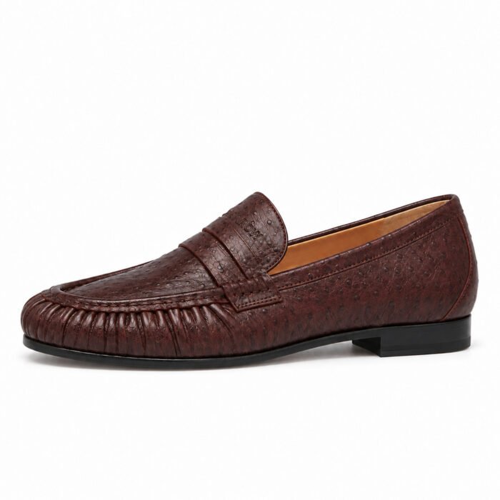 Mocassino arricciato in pelle stampa struzzo, marrone scuro – Rearow – Mocassino arricciato in pelle stampa struzzo marrone scuro di profilo dal lato esterno, con la linea di tomaia, suola e tacco