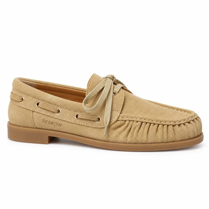 Mocassino barca in camoscio, beige – Rearow – Mocassino barca in camoscio beige di profilo dal lato esterno, con la linea di tomaia, suola e tacco