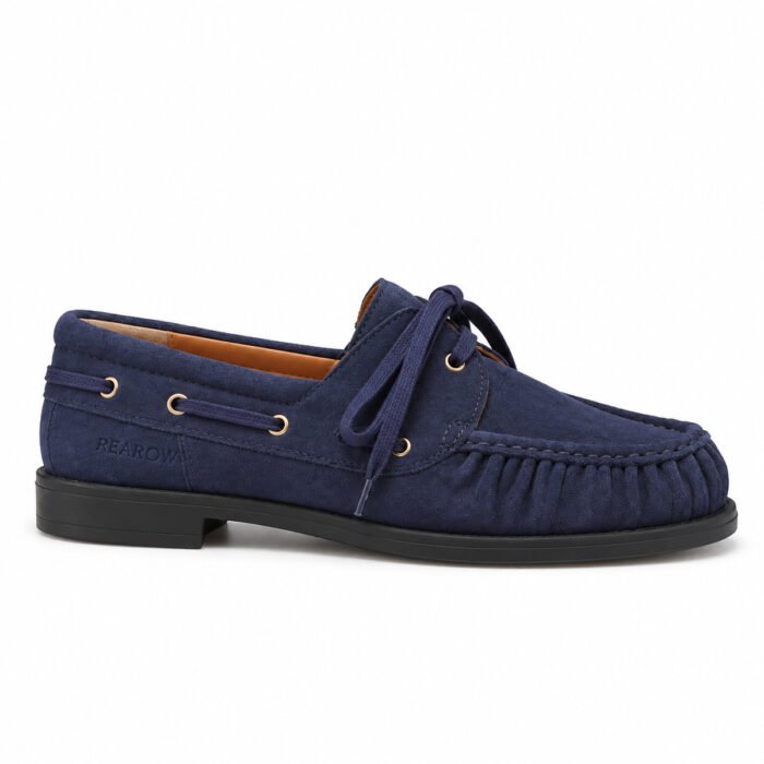 Mocassino barca in camoscio, blu – Rearow – Mocassino barca in camoscio blu di profilo dal lato esterno, con la linea di tomaia, suola e tacco