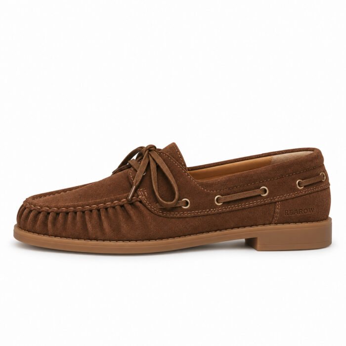 Mocassino barca in camoscio, ghianda – Rearow – Mocassino barca in camoscio ghianda di profilo dal lato esterno, con la linea di tomaia, suola e tacco