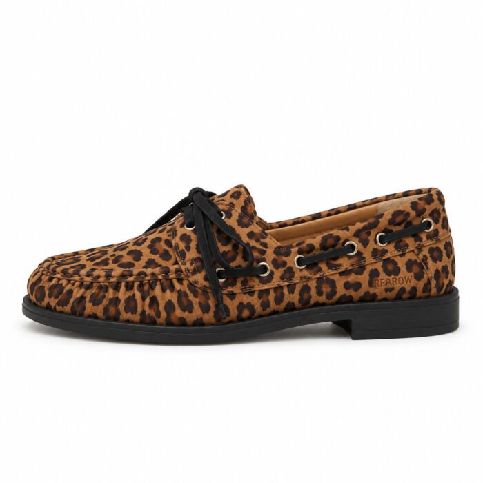 Mocassino barca in camoscio, leopardato – Rearow – Mocassino barca in camoscio leopardato di profilo dal lato esterno, con la linea di tomaia, suola e tacco