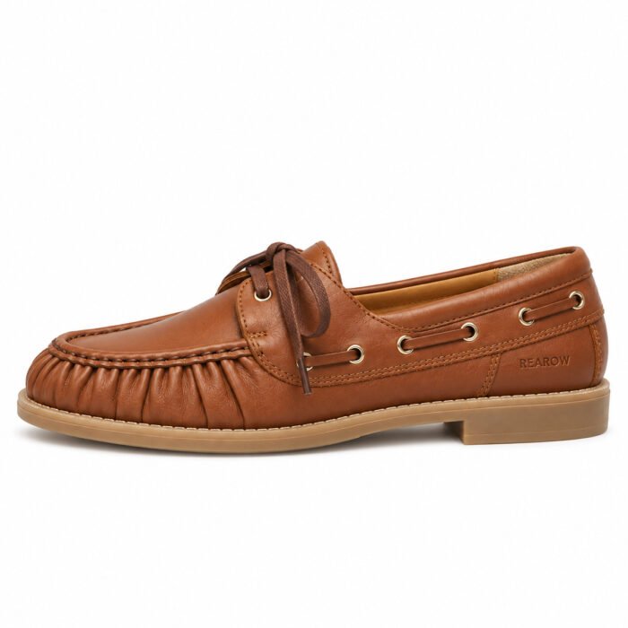 Mocassino barca in pelle di vitello, cuoio – Rearow – Mocassino barca in vitello cuoio di profilo dal lato esterno, con la linea di tomaia, suola e tacco