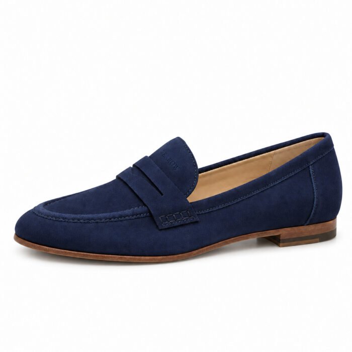 Mocassino in camoscio, blu – Rearow – Mocassino in camoscio blu di profilo dal lato esterno, con la linea di tomaia, suola e tacco