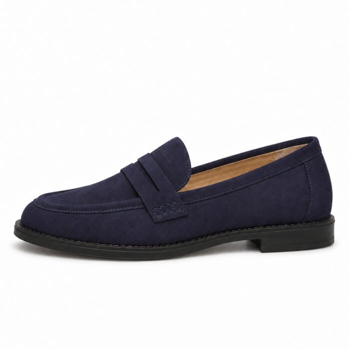 Mocassino in camoscio con suola in gomma, blu – Rearow – Mocassino in camoscio blu con suola in gomma di profilo dal lato esterno, con la linea di tomaia, suola e tacco