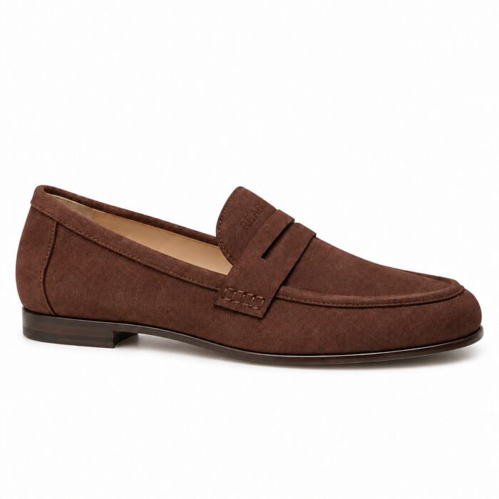 Mocassino in camoscio, marrone – Rearow – Mocassino in camoscio marrone di profilo dal lato esterno, con la linea di tomaia, suola e tacco