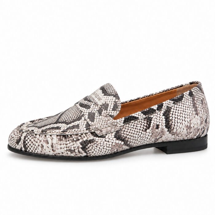 Mocassino in pelle stampa serpente, bianco e nero – Rearow – Mocassino in pelle stampa serpente bianca e nera di profilo dal lato esterno, con la linea di tomaia, suola e tacco